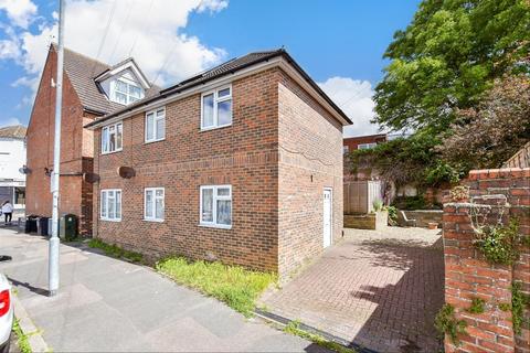 Bradstone Avenue, Folkestone, Kent 2 bed ground floor flat for sale