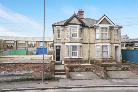 Desborough Road, High Wycombe HP11 4 bed semi
