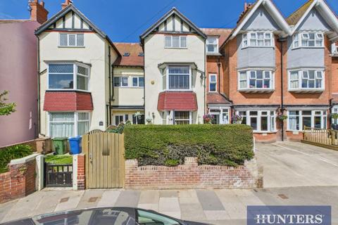 Belgrave Road, Bridlington, East... 6 bed semi