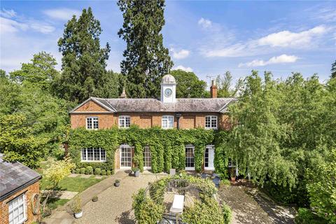 The Avenue, Flore, Northamptonshire, NN7 5 bed detached house for sale