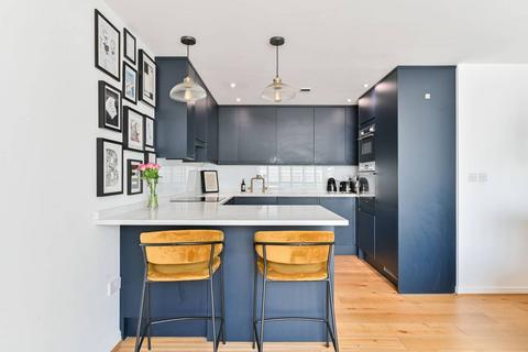 Oyster Wharf, Battersea, London, SW11 2 bed flat for sale