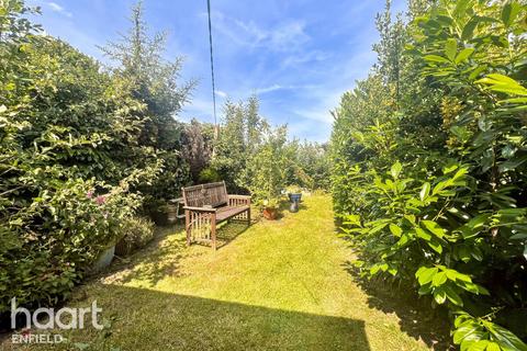 High Street, Waltham Cross 2 bed apartment for sale
