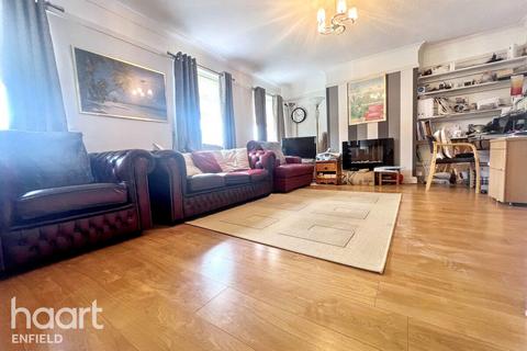 High Street, Waltham Cross 2 bed apartment for sale