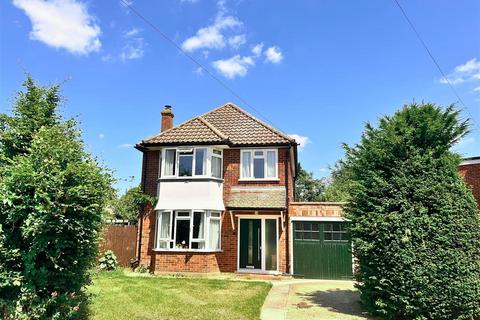 Helen Close, West Molesey KT8 3 bed detached house for sale