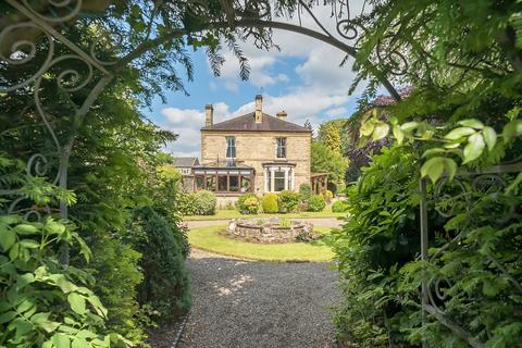 Red Lane, Masham HG4 9 bed detached villa for sale