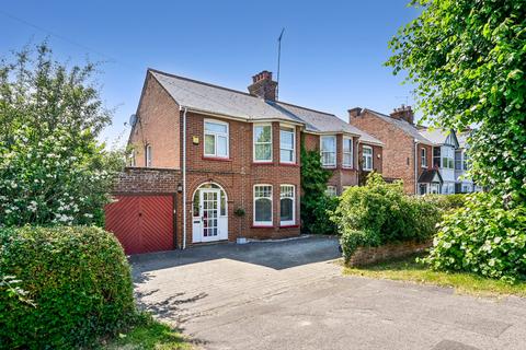 Faversham Road, Kennington, Ashford... 3 bed semi
