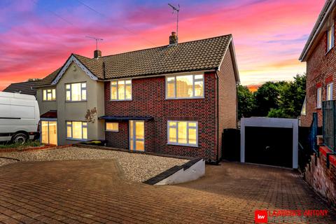 Uplands Park Road, Rayleigh, SS6 3 bed semi