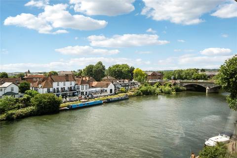Colnebridge Close, Surrey TW18 2 bed apartment for sale