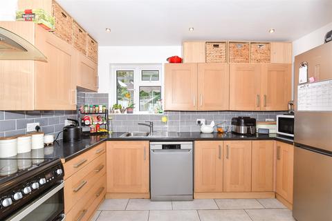 Huntington Road, Coxheath, Maidstone... 2 bed semi
