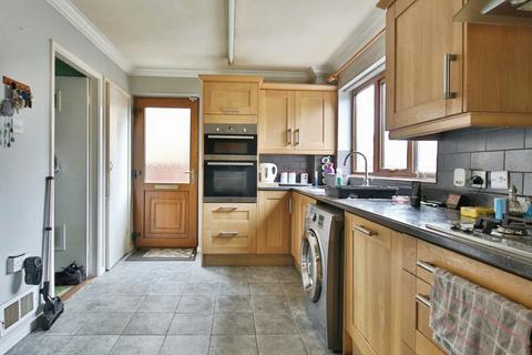 Green Island, Bilton, Hull, HU11 4EW 3 bed semi