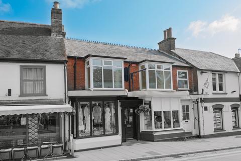 Lyndhurst 2 bed apartment for sale