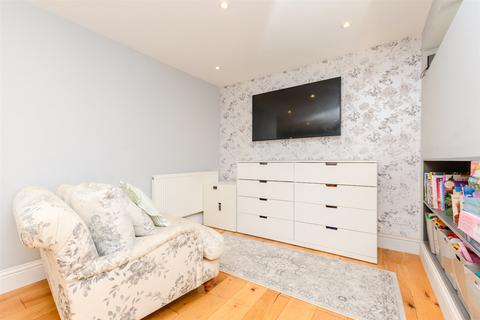 Walnut Close, Chatham, Kent 4 bed semi