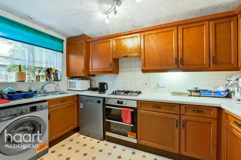Trumper Way, SLOUGH 4 bed detached house for sale