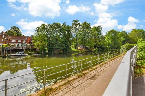Kingfisher Meadow, Maidstone, Kent 2 bed apartment for sale