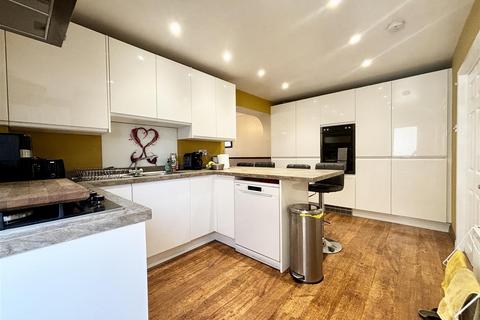 Park Avenue, Sherburn In Elmet, Leeds 4 bed semi