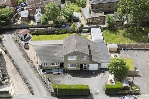 Lee Green, Mirfield 4 bed detached house for sale