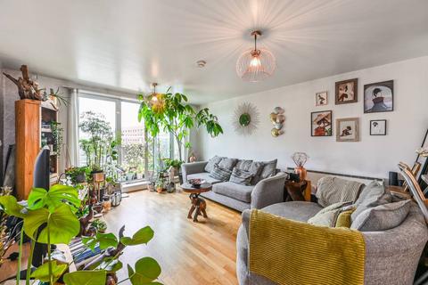 Oyster Wharf, Battersea, London, SW11 2 bed flat for sale