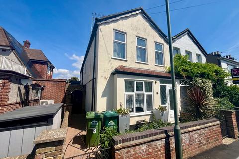 Oakfield Road, Ashford TW15 3 bed semi