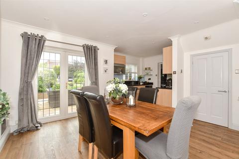 Comptons Lane, Horsham RH13 3 bed semi