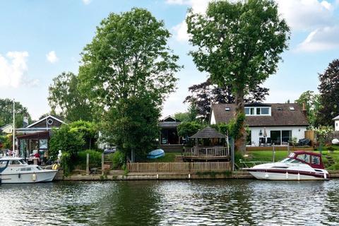 Hamhaugh Island, Shepperton, TW17 2 bed bungalow for sale