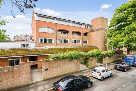 Grimston Gardens, Folkestone, CT20 2 bed maisonette for sale