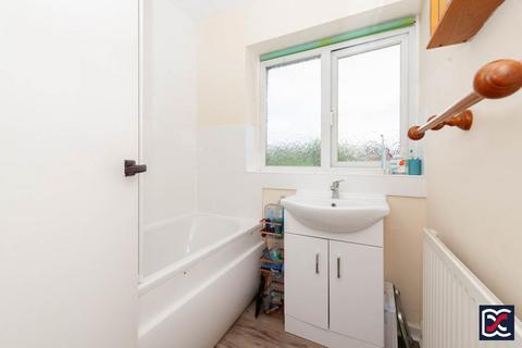 Tennyson Road, Daventry NN11 3 bed end of terrace house for sale
