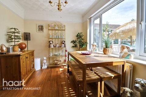 Barrowby Gate, Swindon 3 bed detached house for sale