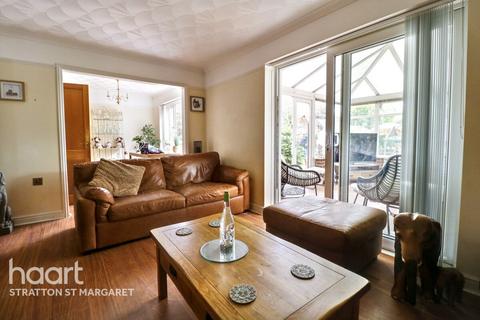 Barrowby Gate, Swindon 3 bed detached house for sale