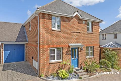 St. Nicholas Place, Loughton, IG10 3 bed detached house for sale