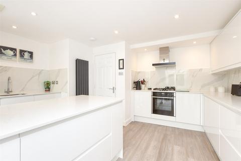 Grosvenor Mews, Reigate RH2 3 bed townhouse for sale