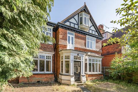 Woodland Grove, Weybridge, KT13 7 bed detached house for sale