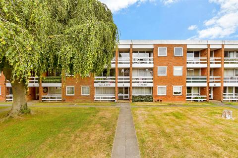 St. Peter's Park Road, Broadstairs, Kent 2 bed apartment for sale