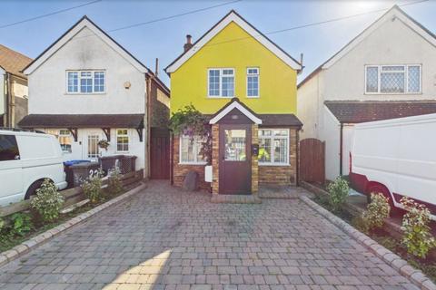 20 Bourneside Road, Addlestone... 3 bed detached house for sale