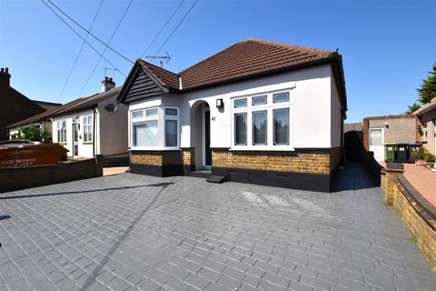 Queen Elizabeth Chase, Rochford 3 bed detached bungalow for sale