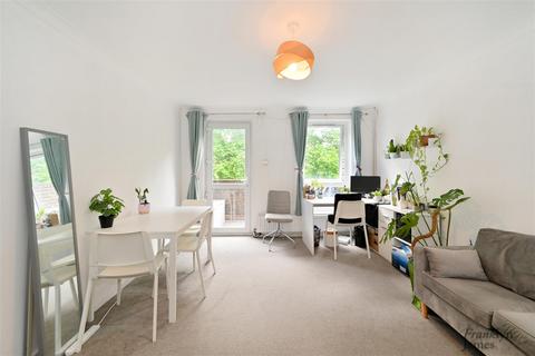 Kemps Drive, London, E14 2 bed maisonette for sale