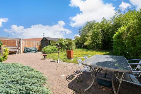 First Avenue, Wickford SS11 2 bed detached bungalow for sale
