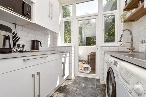 Croft Road, Sutton, Surrey 2 bed ground floor maisonette for sale