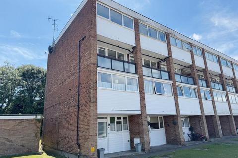62 Edgewood Drive, Orpington, Kent 2 bed maisonette for sale