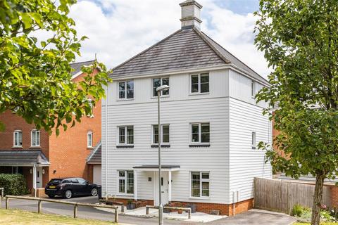 Cedar Avenue, Haywards Heath 4 bed detached house for sale