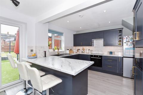 Elgar Close, Tonbridge TN10 3 bed semi