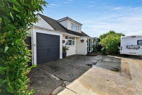 Roosevel Avenue, Canvey Island SS8 5 bed chalet for sale