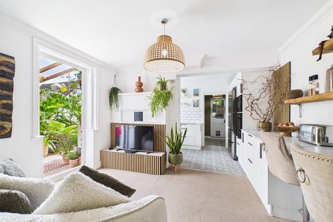 Station Road, Christchurch, Dorset, BH23 2 bed apartment for sale