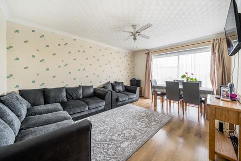 Cheviot Road, Slough, SL3 3 bed flat for sale