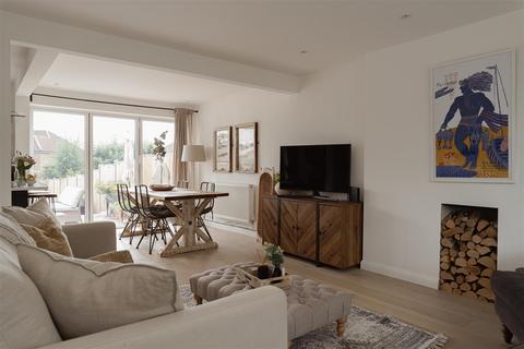 Lynn Walk, Reigate 3 bed semi
