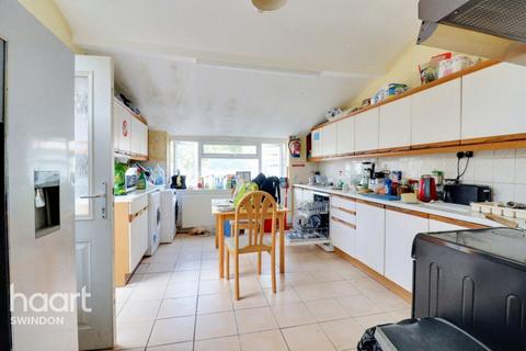 County Road, Swindon Guest house for sale
