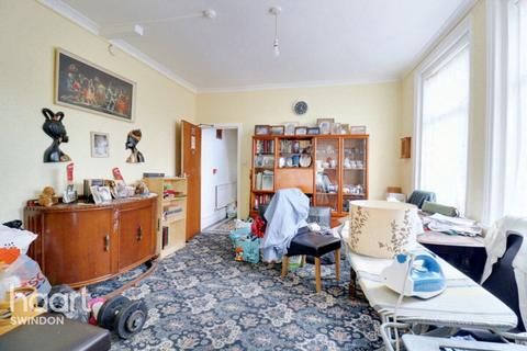 County Road, Swindon Guest house for sale