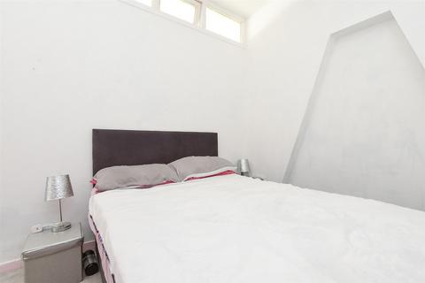 Harestone Valley Road, Caterham, Surrey 1 bed flat for sale