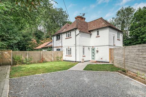 Coulsdon Road, Coulsdon, CR5 1EE 2 bed semi