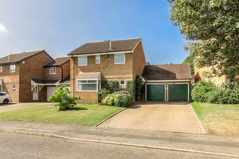 Shakespeare Close, Newport Pagnell MK16 4 bed detached house for sale