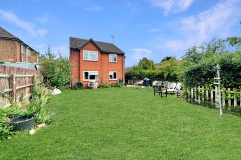 The Crossway, Luton, Bedfordshire... 2 bed ground floor maisonette for sale